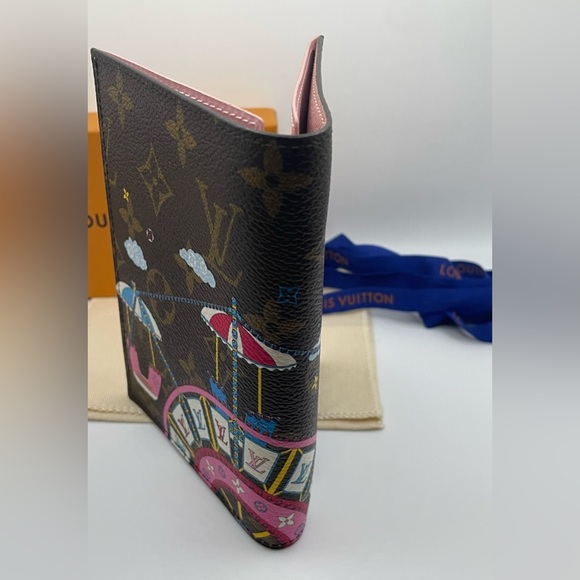 Louis Vuitton - Vivienne Passport Cover | Christmas Limited Edition - Giftable - Picture 7 of 16